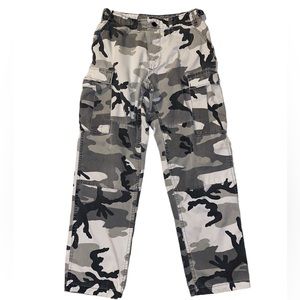Snow camo men’s size small (27-31 in waist) cargo pants